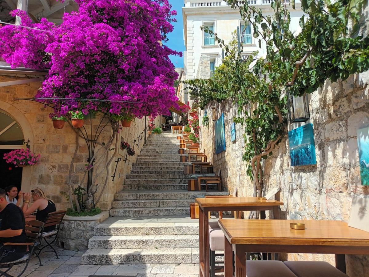 Apartment Jesliving Hvar - 2 Bedroom Elegant With Sea View In Historic Center Of Hvar Town