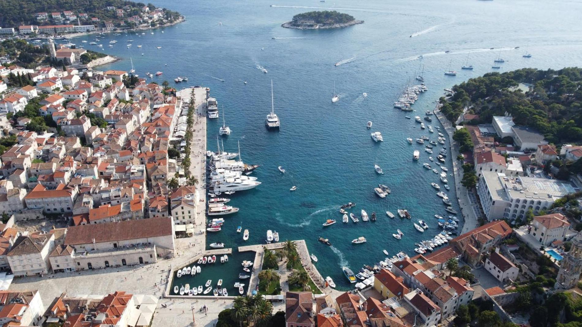 Appartement Jesliving Hvar - 2 Bedroom Elegant With Sea View In Historic Center Of Hvar Town